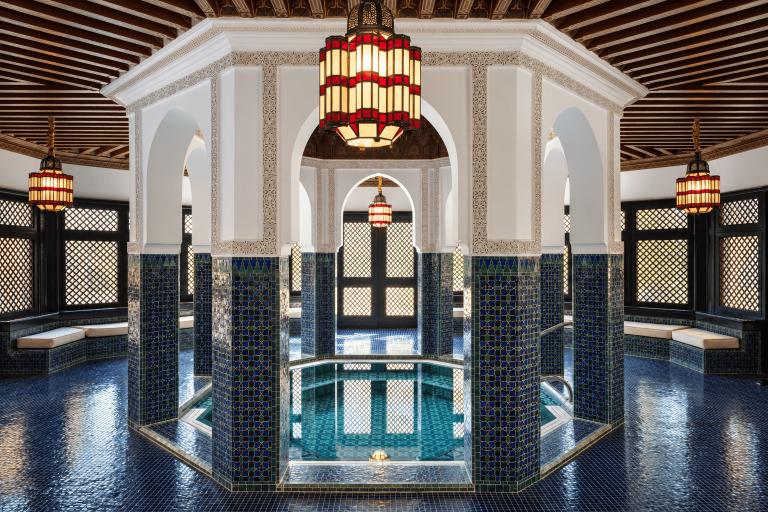 La Mamounia — Le bassin du spa et ses mosaïques